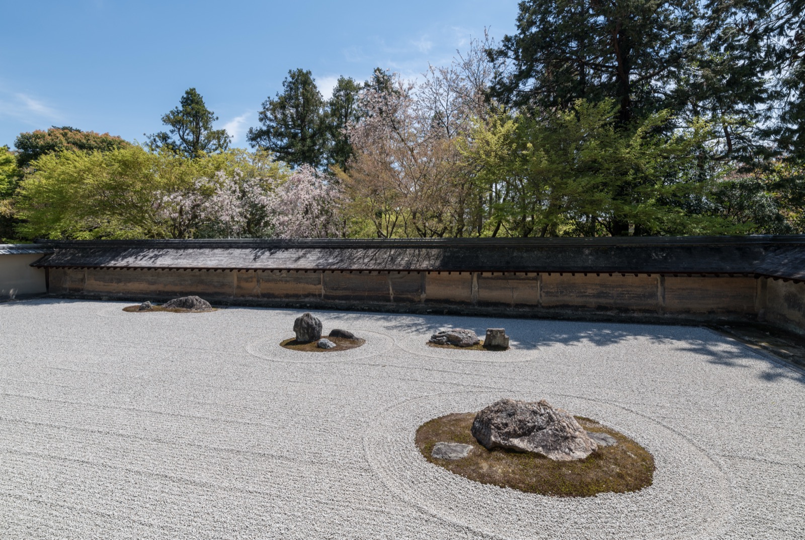 京都・龍安寺の石庭。白砂に石が組まれ、砂紋が引かれている